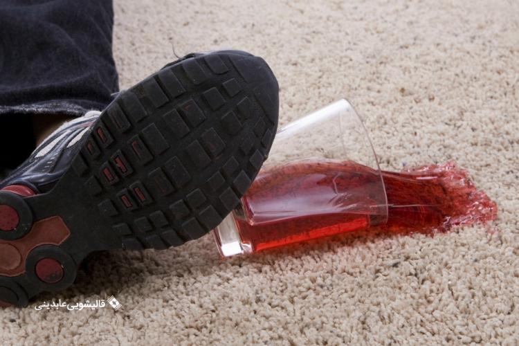 ریختن آبمیوه روی فرش